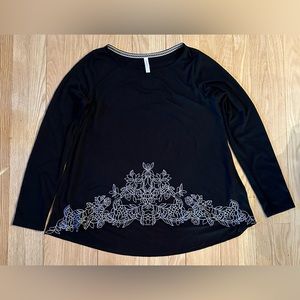 Women’s NWOT Black White Embroidered Long—Sleeved Pullover Top, Size L